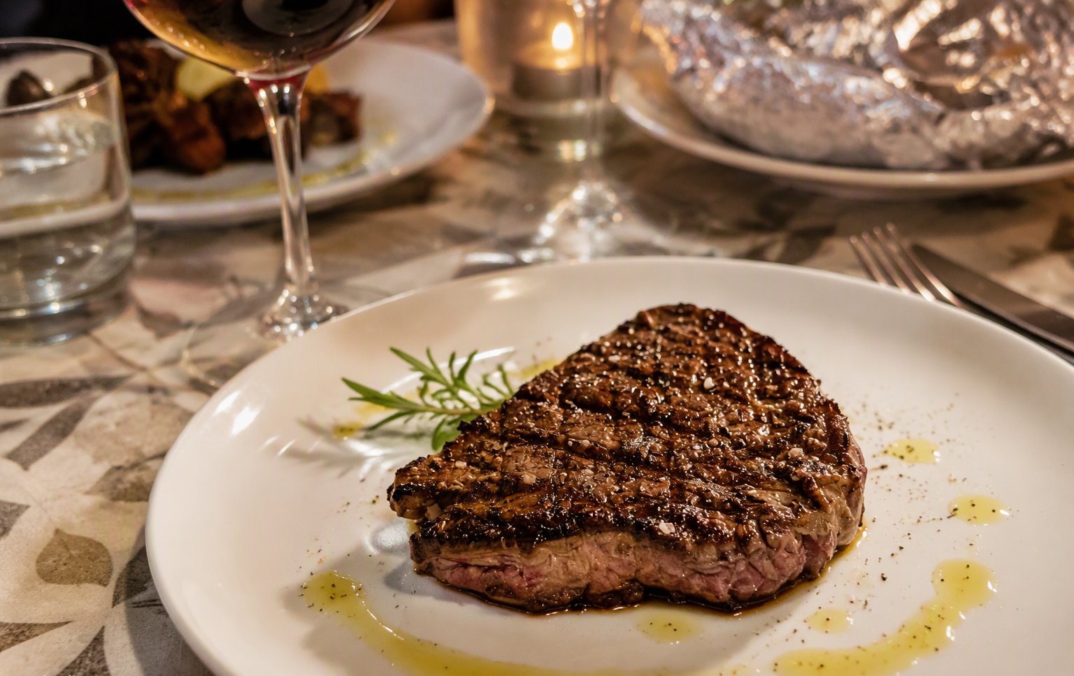 La tagliata alla brace servita nel piatto bianco