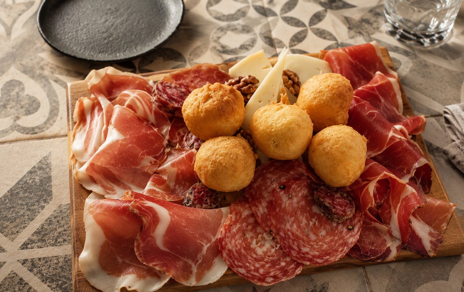 Il tagliere di salumi con i fritti della casa